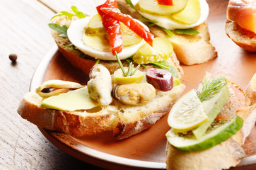 Open sandwiches with salmon, eggs and mussels
