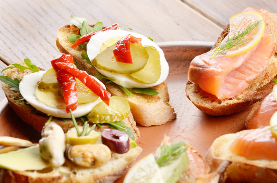 Open sandwiches with salmon, eggs and mussels