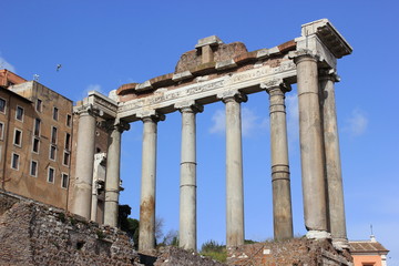 Fototapeta na wymiar Die Säulen des Tempel des Saturn im Forum Romanum in Rom (Italien)