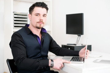 Gesch&auml;ftsmann online am Schreibtisch