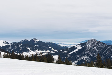 Obraz premium Snow covered mountains in background of ski hill