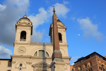 Obelisk und Kirche Santa Trinita dei Monti auf der Piazza di Spagna in Rom