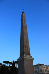 Rom: Der berühmte Obelisk auf der Piazza del Popolo in der Dämmerung (Italien)