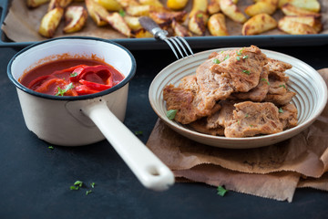 Paprikasoße mit Wedges und Sojamedaillons