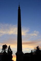 Rom: Die Silhouette des berühmten Obelisken auf der Piazza del Popolo in der Dämmerung