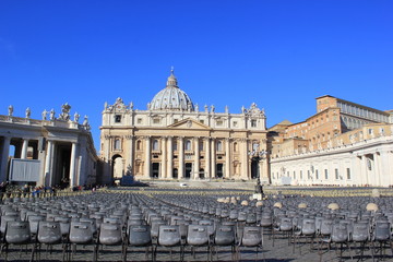 Obraz premium Der Petersplatz im Vatikan mit dem Petersdom (Rom)