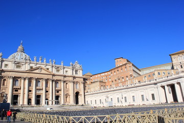 Fototapeta na wymiar Blick über den berühmten Petersplatz im Vatikan mit dem Petersdom