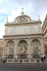 Obraz premium Rom: Touristen vor dem berühmten Brunnen Fontana Paola am Gianicolo (Italien)
