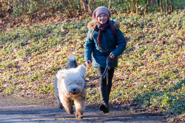 kind rennt mit einem hund