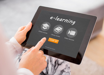 Sample e-learning website on tablet computer - obrazy, fototapety, plakaty