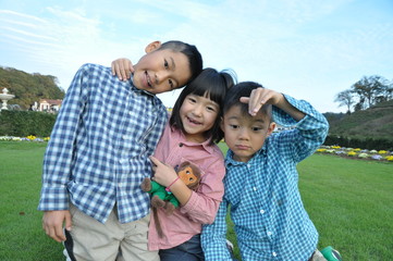 芝生の上の子ども達　三兄弟　トリオ　　公園