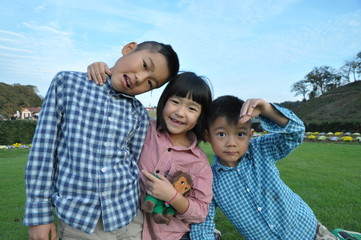 芝生の上の子ども達　三兄弟　トリオ　　公園