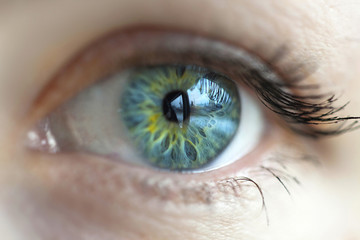 women blue eye color changed with lenses