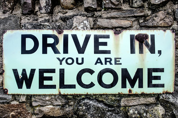 Schild Hinweis Einladung 'Drive In You Are Welcome' - Konzept Gastfreundlichkeit Hotel Motel B&B Restaurant Urlaub Reise