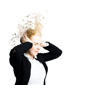 junge Geschäftsfrau hat starke Kopfschmerzen als wenn ihr Kopf zerbricht