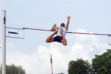 Прыжки в высоту, прыгун в прыжке.