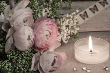 Blumen mit Kerze und Schmetterlingen, romantisch - Flowers with candle and butterflies, romantic