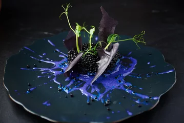 Foto op Plexiglas Risotto with cuttlefish ink and black caviar © vanilla_soup