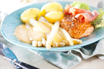 Spargel teller mit lachs 