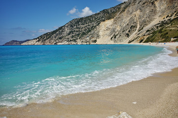 Obraz premium Błękitna woda pięknej plaży Myrtos, Kefalonia, wyspy Jońskie, Grecja