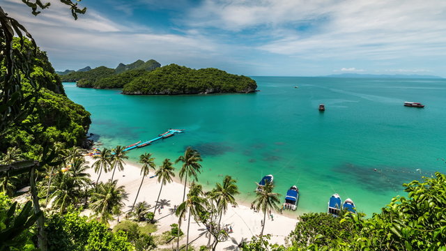 4K TimeLapse. Beach with boats. The islands in the bay National Angthong Marine Park, Thailand