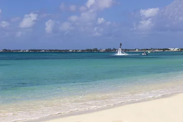 Photo sur Plexiglas Plage de Seven Mile, Grand Cayman Côte des Caraïbes, Grand Cayman, plage de sept miles avec jet ski sur