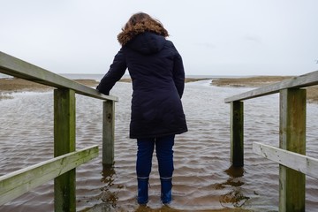 Frau allein am Wasser