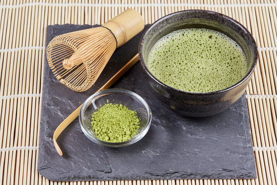Green matcha powder and tea preparation