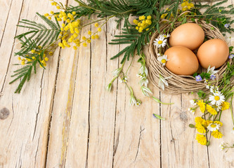 Яйца, мимоза и цветы как символы приближающегося праздника Пасхи