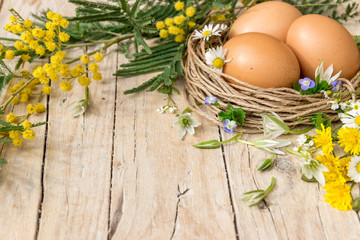 Яйца, мимоза и цветы как символы приближающегося праздника Пасхи
