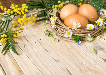 Obraz na płótnie Canvas Яйца, мимоза и цветы как символы приближающегося праздника Пасхи