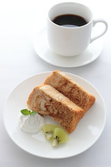 手作りマーブルシフォンケーキとコーヒー