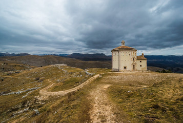 Fototapeta na wymiar Rocca Calascio, L'Aquila (Abruzzo, Italia) - castello e borgo medievale