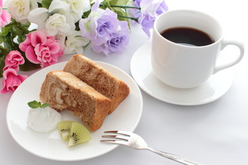 手作りマーブルシフォンケーキとコーヒーと花