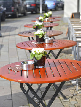 Tische mit Blumen im Aussencafe