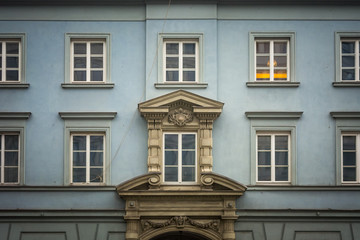Obraz premium Windows in the old blue residential building in Warsaw, Poland