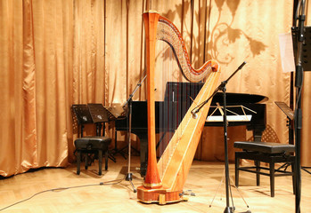 Harp and piano on stage before the concert