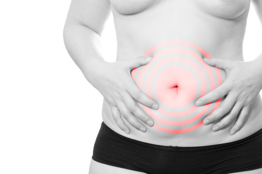 Frau umfasst ihren Bauch, Schwarzwei&szlig; mit Zielscheibe
