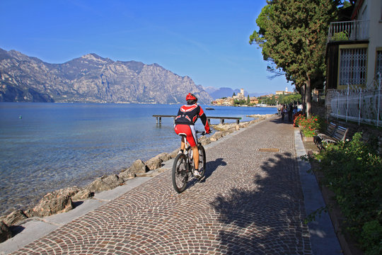 Ciclista sul lungolago di Malcesine