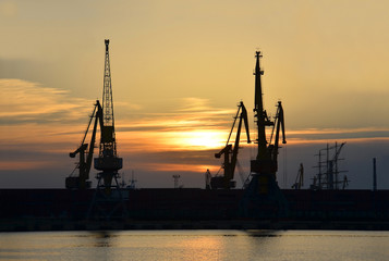 Obraz premium Port cargo crane at sunset