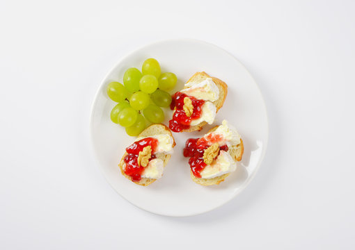 canapes with brie