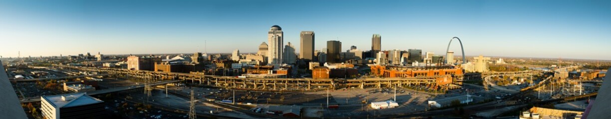 Fototapeta na wymiar Super wide panoramatic shot of Saint Louis, MO