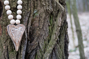 Drewniane serce w lesie © mukiart