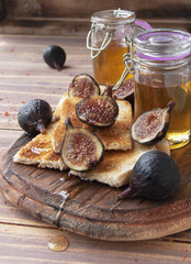 Slices of toast with figs and honey