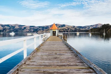 Keuken foto achterwand Nieuw-Zeeland Jetty pier gebouw aan het meer bij Akaroa, Zuidereiland Nieuw-Zeeland, getinte afbeelding