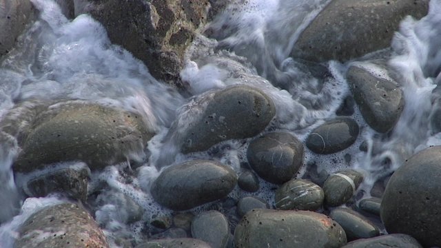 sassi tra le onde