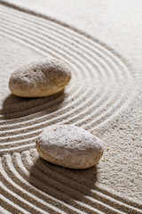 zen zand stilleven - stenen op kronkelige lijnen voor concept van verandering of scheiding met innerlijke vrede