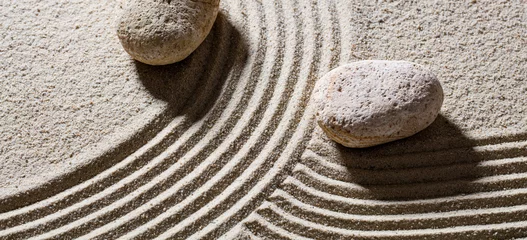 Deurstickers Stenen in het zand zen zand stilleven - twee stenen over lijnen om verschillende richtingen te geven voor het concept van verschil of evolutie met vrede, bovenaanzicht