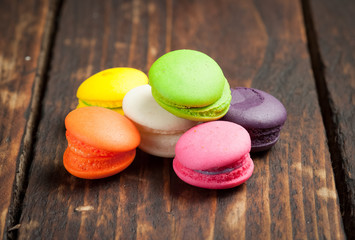 Fototapeta na wymiar French colorful mini macarons on wood table