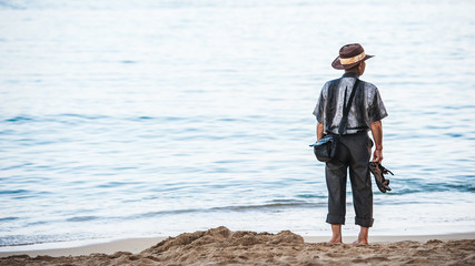 海を見つめる男性